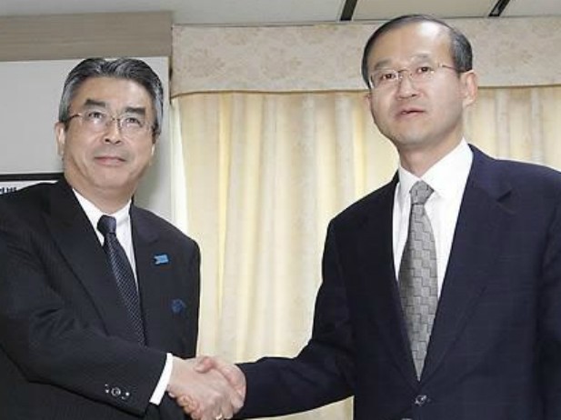 Đặc phái viên phụ trách các vấn đề hạt nhân Bắc Triều Tiên Lim Sung-nam (phải) trong một chuyến công du Nhật Bản